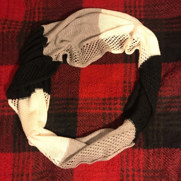 Nicole Marciano Scarf - Picture 3 of 5